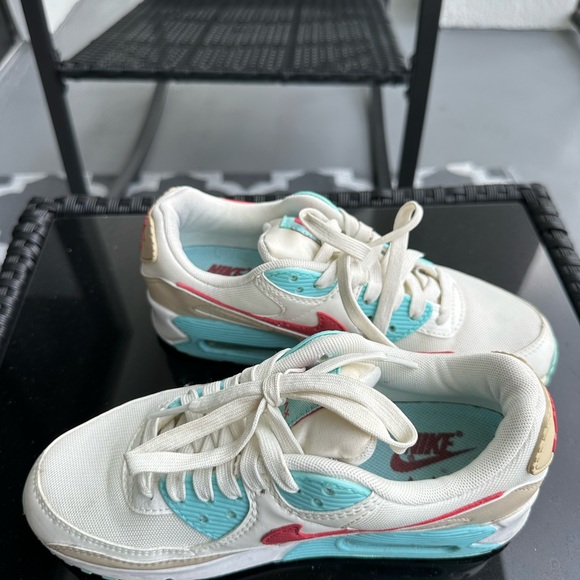 Nike White and Red Sneakers with Chunky Design and Air Max Cushioning - Picture 5 of 5